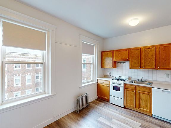 3rd image of 70 Chiswick Rd APT 22
