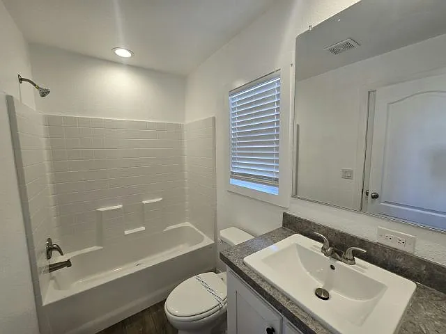 2 bed, 1.0 bath, 832 sqft, $1,525 — Photo 3