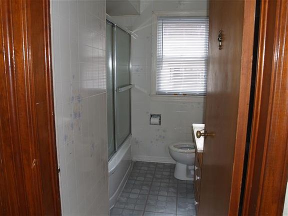 3rd image of 1327 Cottage Pl NW