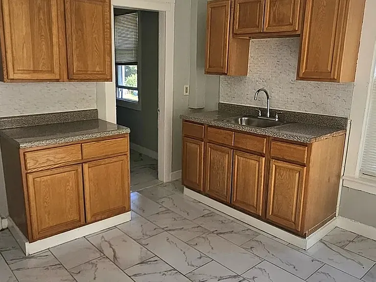 611 Elm St #B — Photo 3