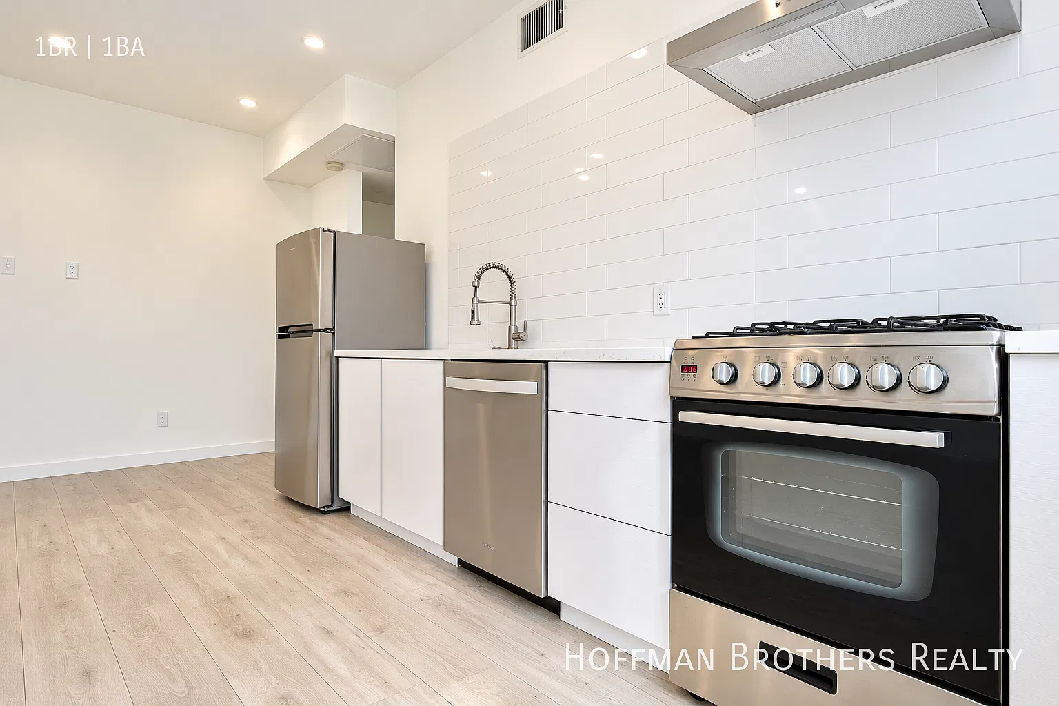 1 Month Free! Updated 1br With Washer/Dryer, Stainless Steel Appliances & Parking! — Photo 2