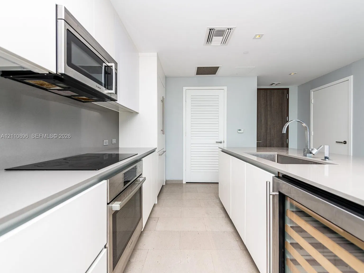 Reach Condo — Photo 3