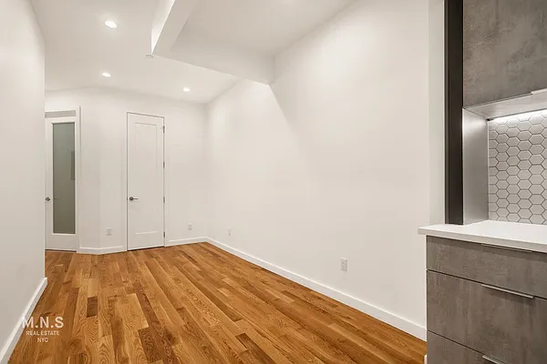 Rented by MNS | media 9