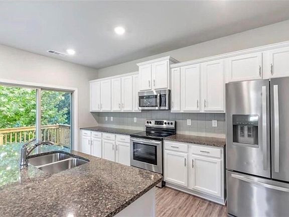 3rd image of 717 Saint James Pl