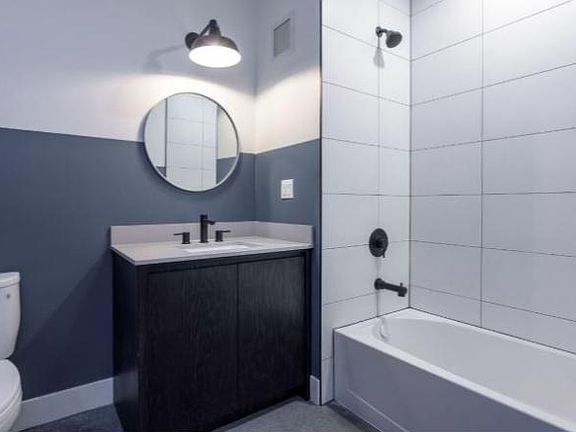 4th image of 2059 N Southport Ave #404