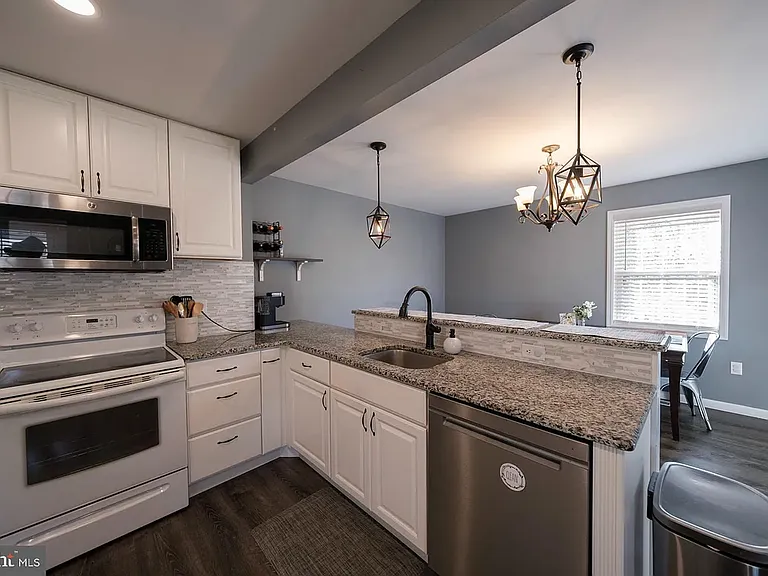 2640 Grandview Blvd — Photo 42