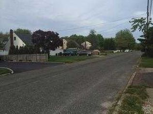 22 Toppy Ln, Bay Shore, NY 11706