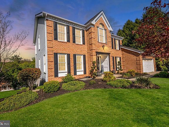 2nd image of 906 Featherstone Ct