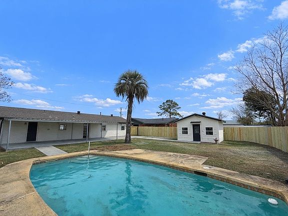 2nd image of 207 Bellaire Dr