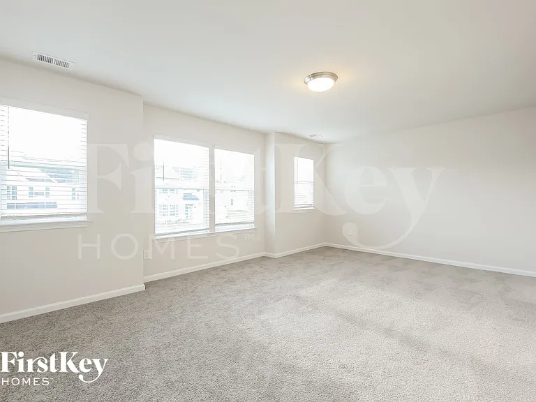 513 Hillpark Ln — Photo 8