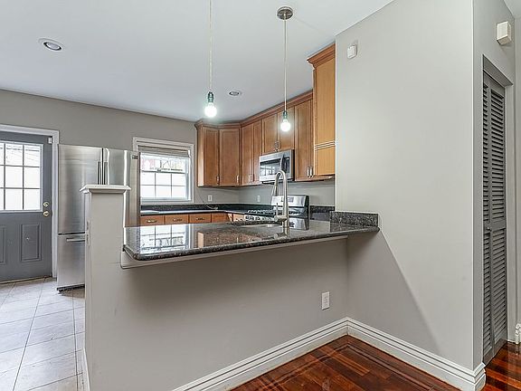 4th image of 2118 Christian St