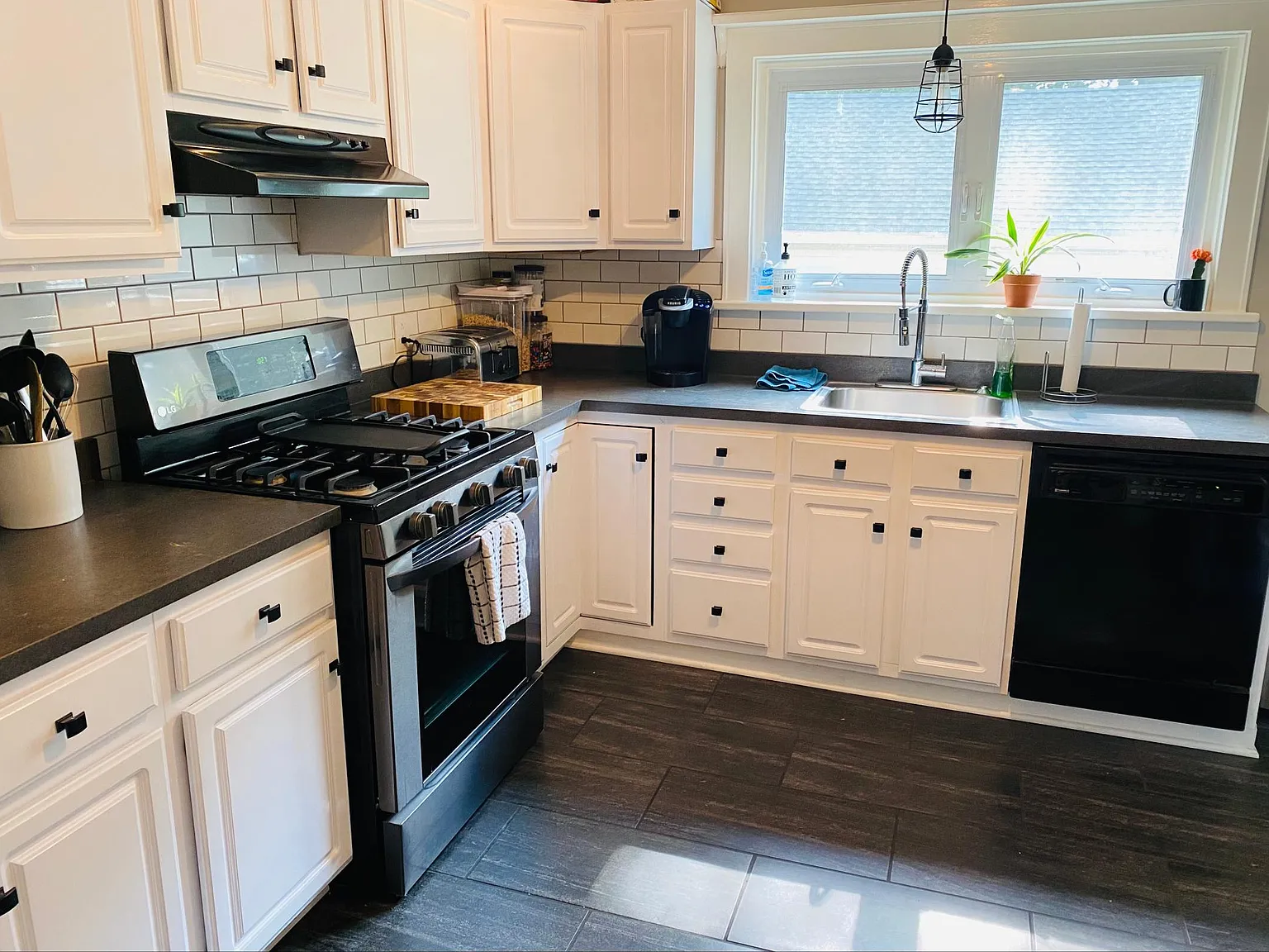 3 bed, 1.5 bath, 1676 sqft, $2,500 — Photo 2
