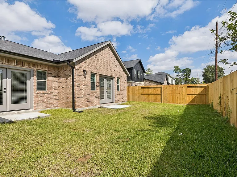 2618 Martinas Ct — Photo 24