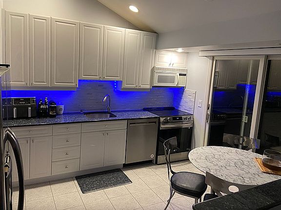3rd image of 413 N Queens Ave