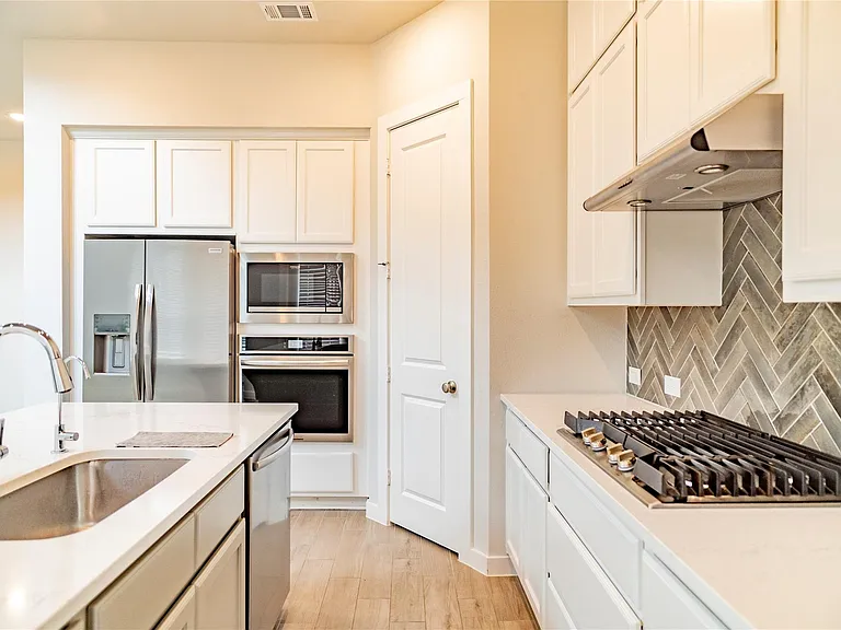6526 Bramble Cove Ln — Photo 10
