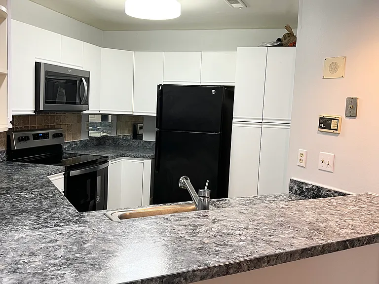 1484 Westgate Dr — Photo 4