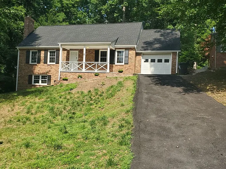 124 Winston Rd — Photo 1