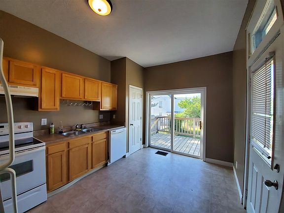 3rd image of 105 8th Ave