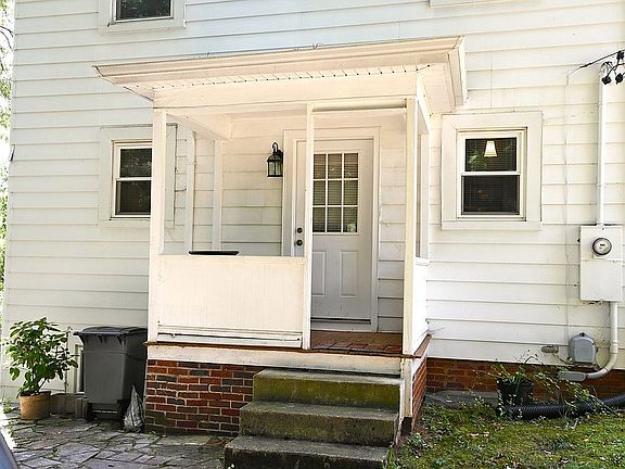 3rd image of 202 Gaiter Cir