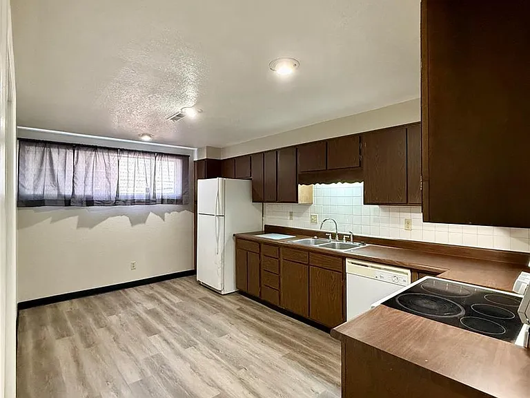 1183 Clinton St — Photo 6