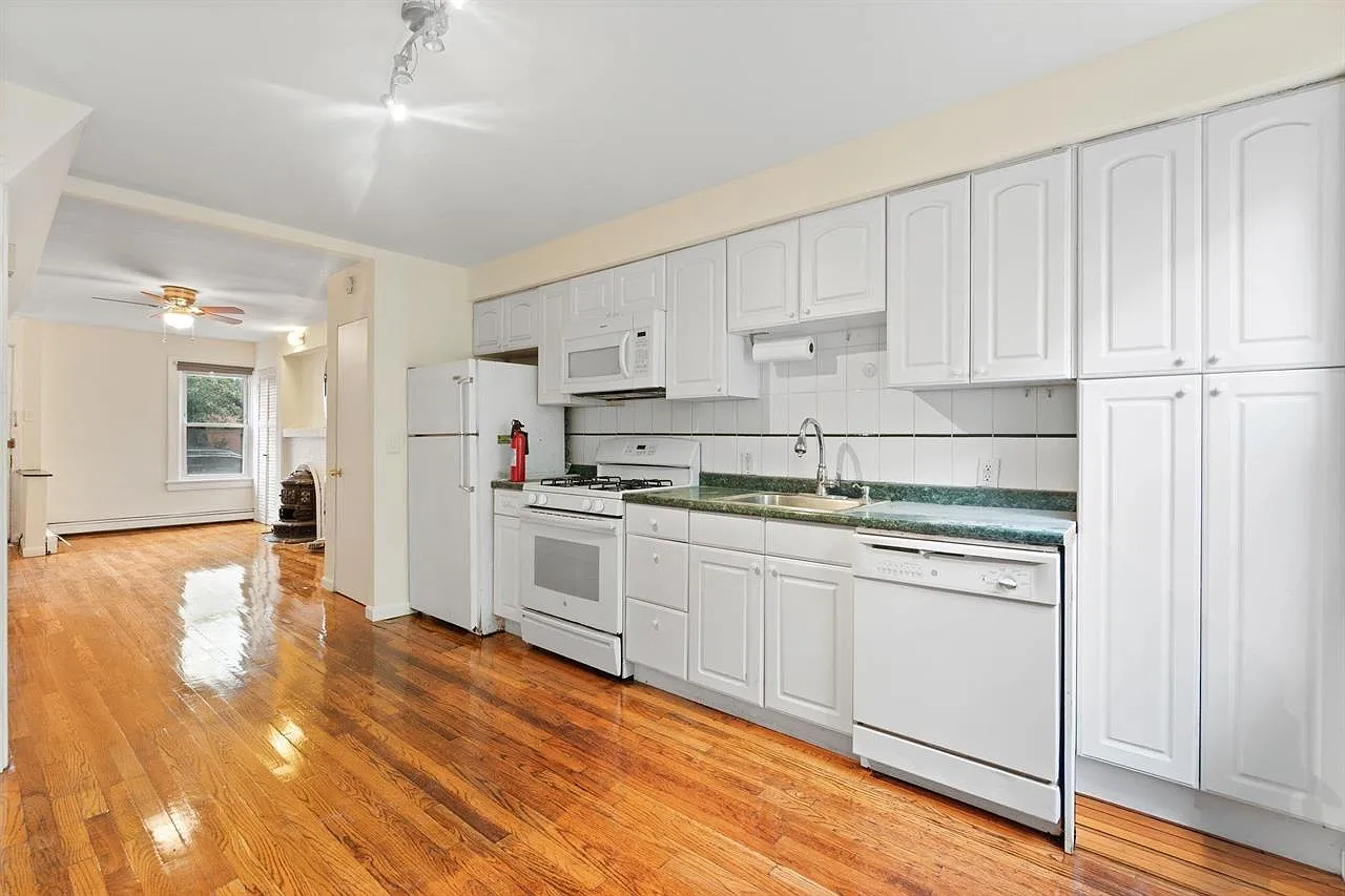 3 bed, 1.5 bath, 1600 sqft, $4,200 — Photo 4