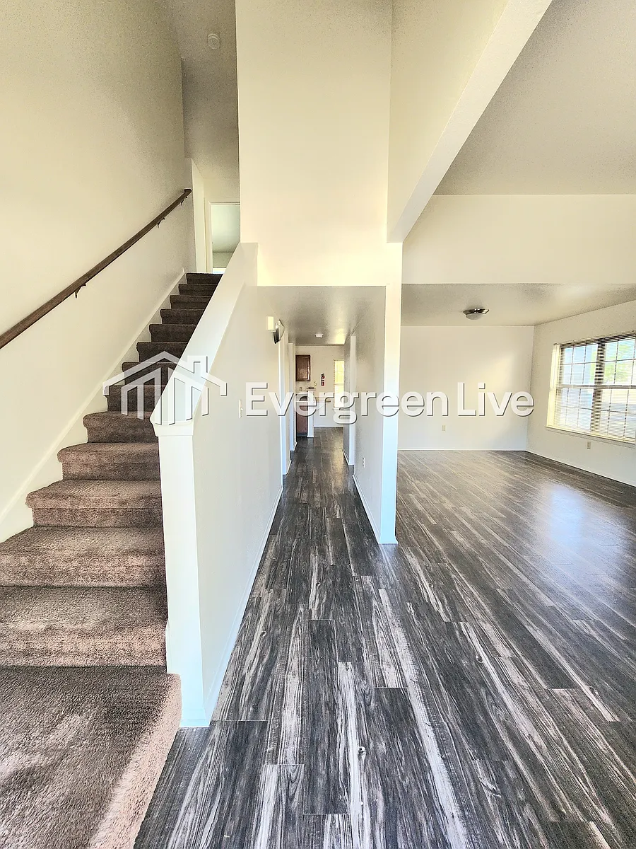 Building Photo - 212 Raven Dr