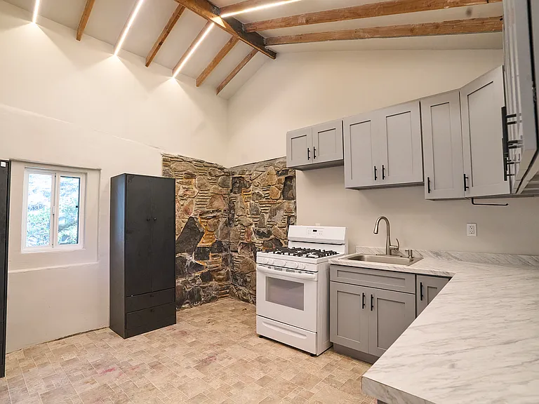 380 Loftyhill Dr — Photo 9