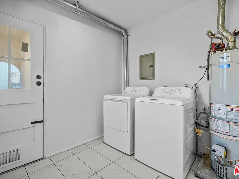 207 S Reeves Dr — Photo 10