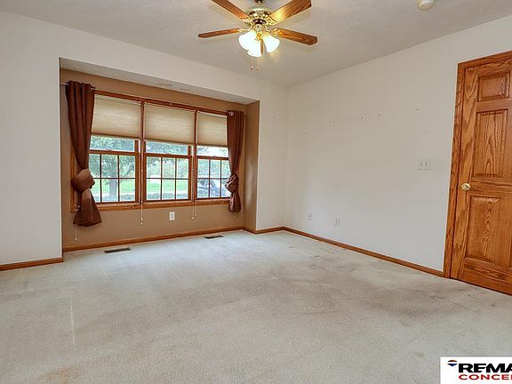 4th image of 660 Iris Ave