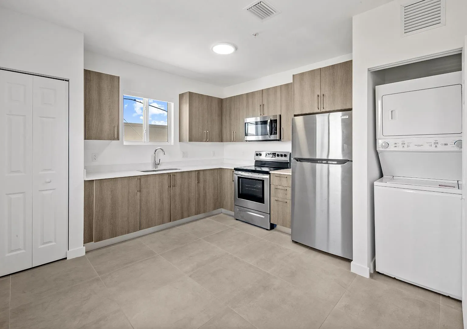 2 bed, 810 sqft, $2,375 — Photo 1