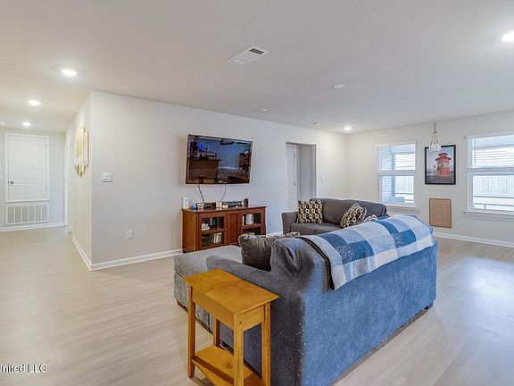 4th image of 1021 Enclave Cir