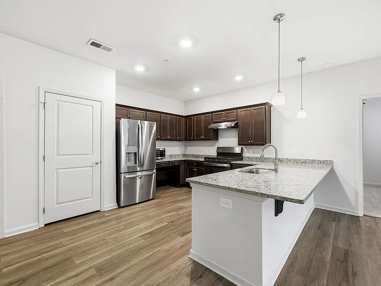 190 Grove Cir #104 — Photo 8