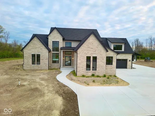 2562 S Kings Ct, New Palestine, IN 46163