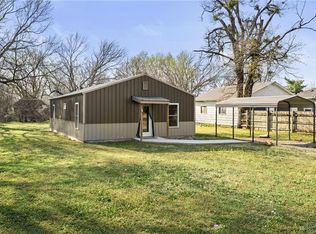 609 N Wood St, Caney, KS 67333