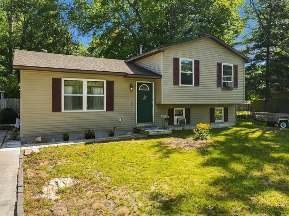 1823 Pine Ln, Interlochen, MI 49643