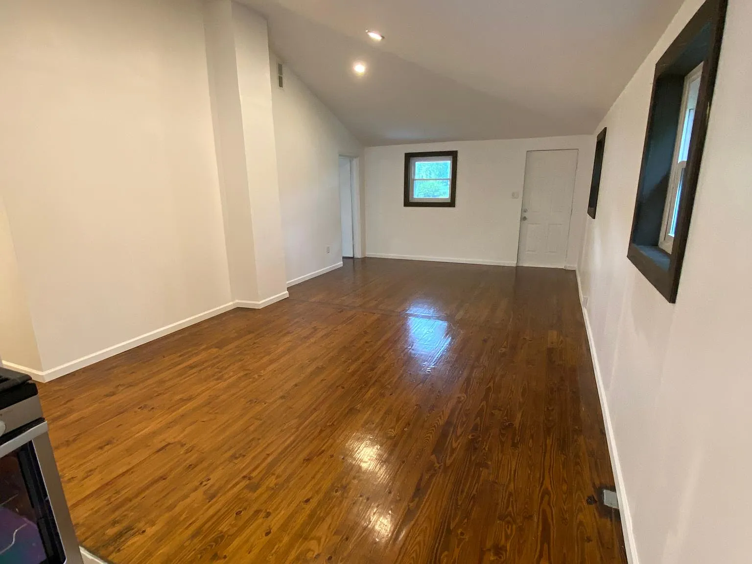3 bed, 1.5 bath, 1100 sqft, $2,250 — Photo 4