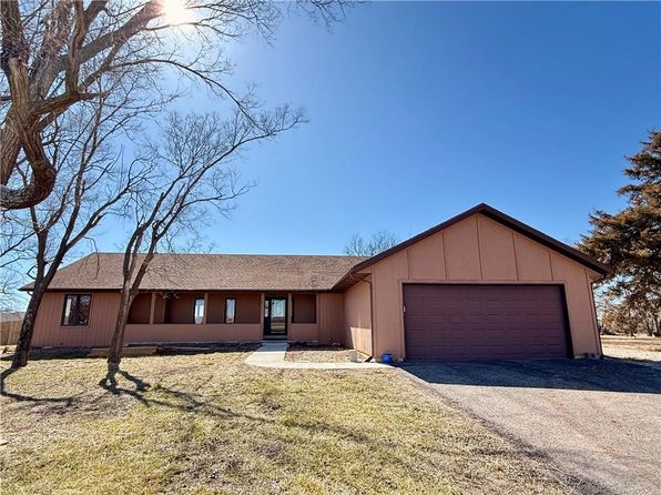 1011 N Arrowhead Dr, Burlington, KS 66839