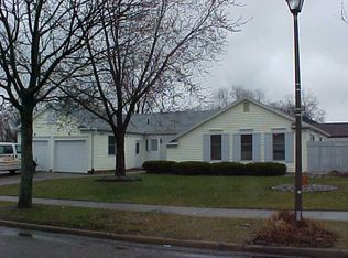 2741 Stoneleigh Dr, Lansing, MI 48910