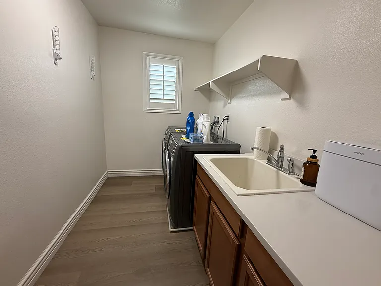 Cascade Dr — Photo 16