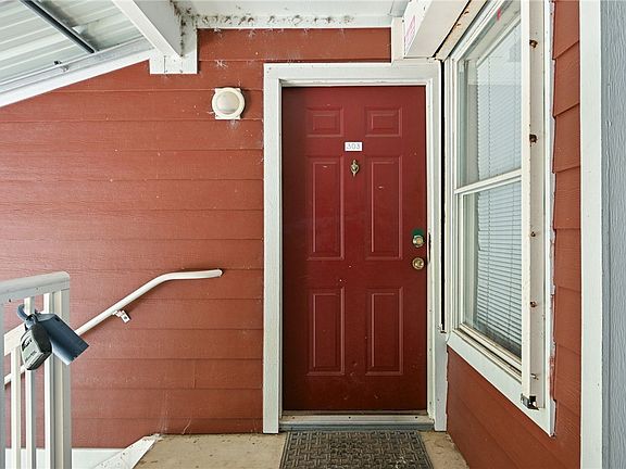 2nd image of 521 SW Parkway #303