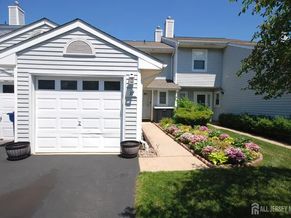 37 Upperbrook Ct, Parlin, NJ 08859