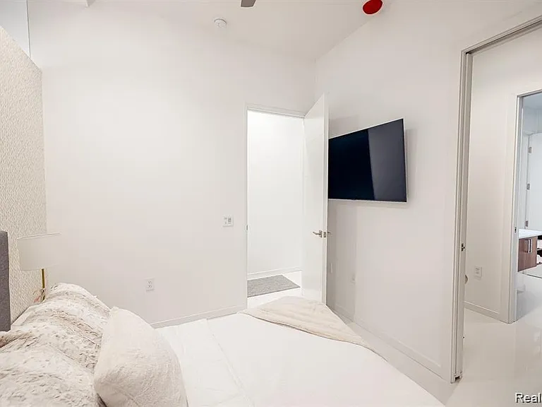 400 S Old Woodward Ave #207 — Photo 14