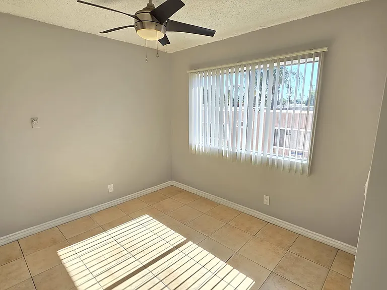 13955 Oxnard St — Photo 27