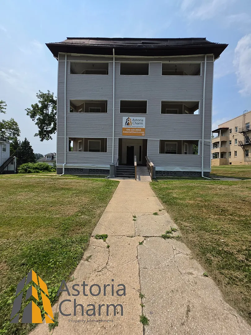 2206 Roslyn Ave - Unit 3 — Photo 4