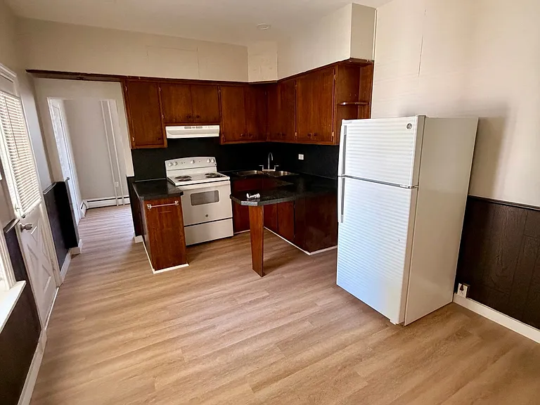 21 Walnut St — Photo 3