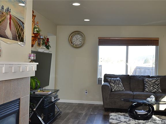3rd image of 1401 32nd Pl NE