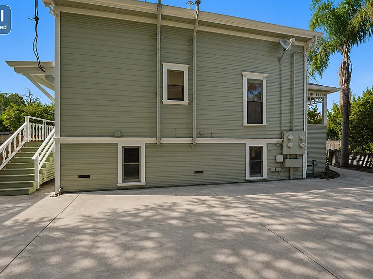 Charming Victorian Home & Spacious Yard — Photo 27