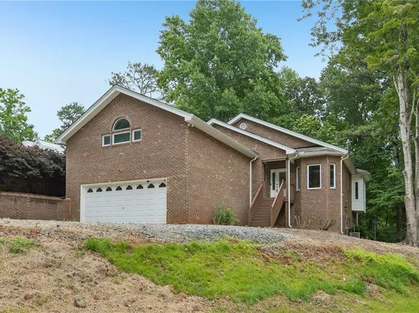 6137 White Oak Dr, Flowery Branch, GA 30542