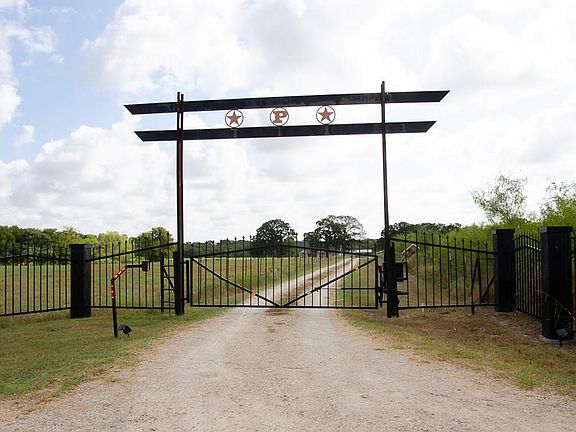 2nd image of 472 County Road 307