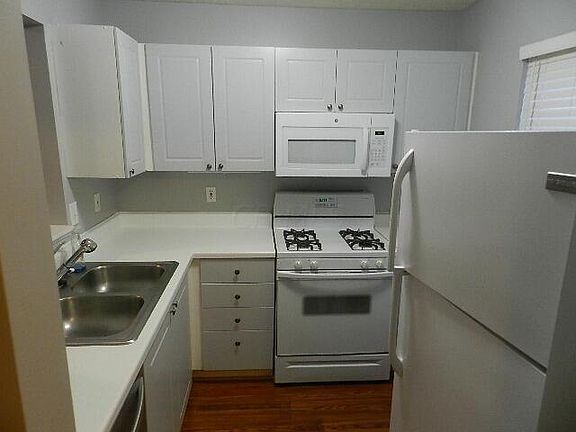 4th image of 5742 Blendonbrook Ln #105C